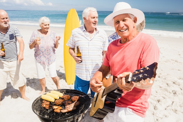 Amici senior che hanno un barbecue