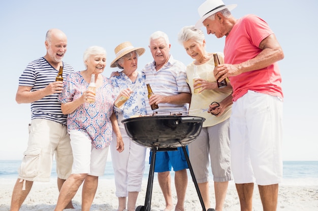 Amici senior che hanno un barbecue