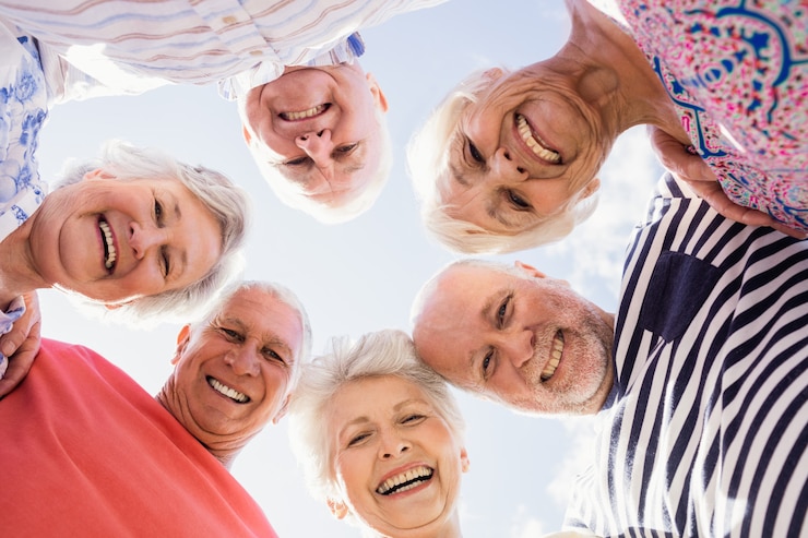 Foto amici senior in piedi in cerchio
