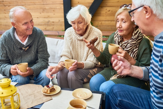 Amici senior insieme in un bar