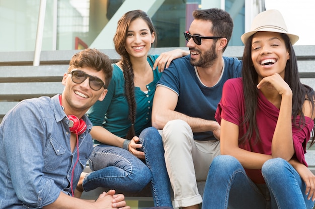 Amici sorridenti all'aperto in città