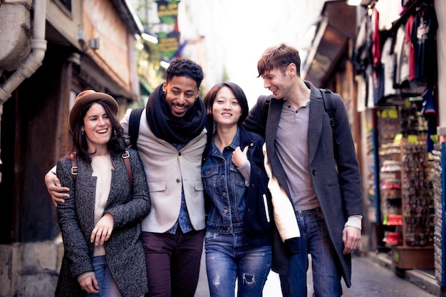 Amici sorridenti che camminano sul sentiero in città