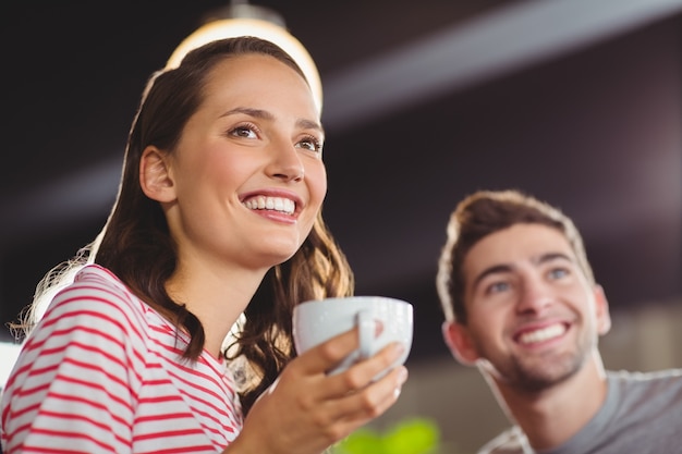 Amici sorridenti che godono insieme del caffè