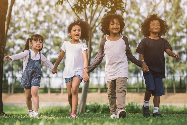Foto amici sorridenti che guardano via mentre camminano nel parco.
