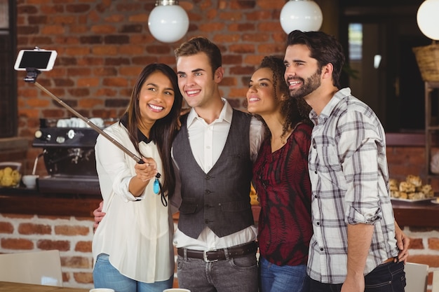 Amici sorridenti che prendono insieme un selfie