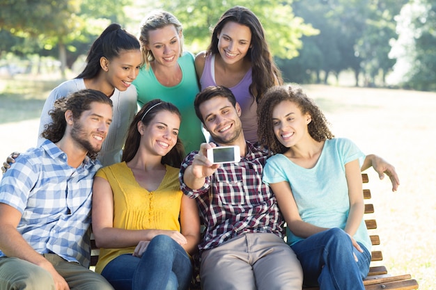 Amici sorridenti che prendono un selfie