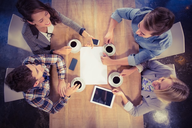 Amici sorridenti chiacchierando e bevendo caffè