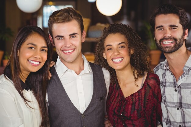 Amici sorridenti con le braccia intorno