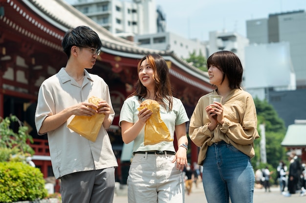 Amici sorridenti di tiro medio con cibo gustoso