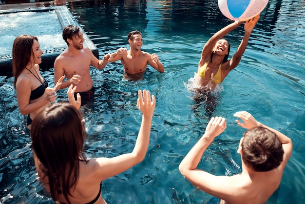 Amici sorridenti divertendosi in piscina