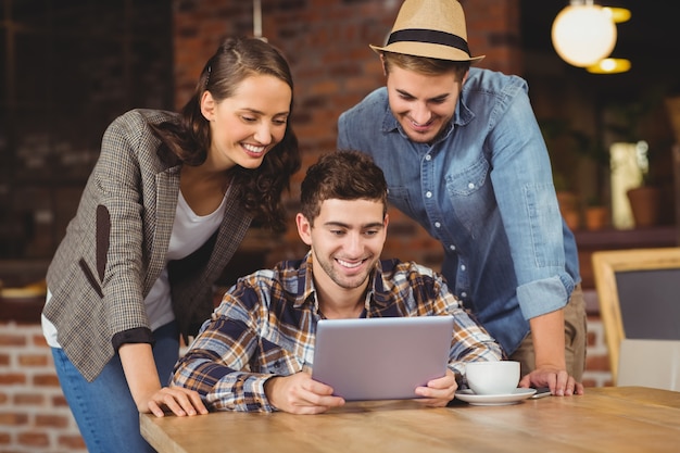 Amici sorridenti guardando tablet PC