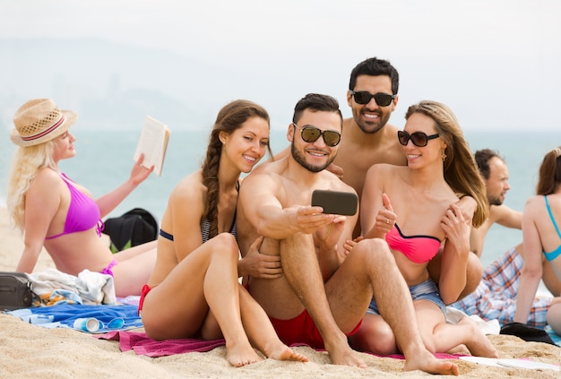 Amici spiaggia selfie