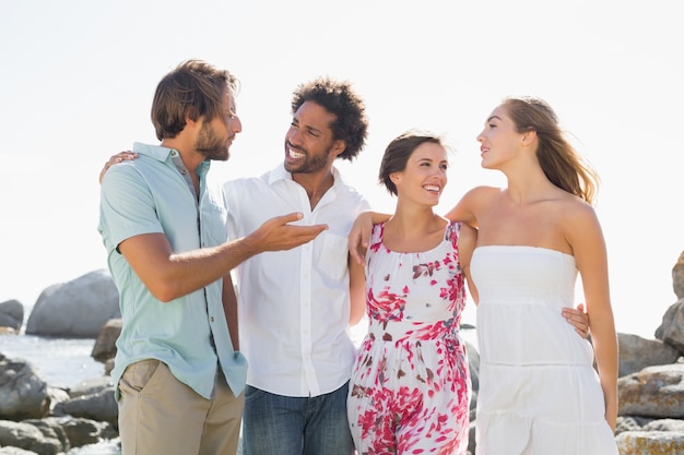 Amici splendidi che sorridono a vicenda