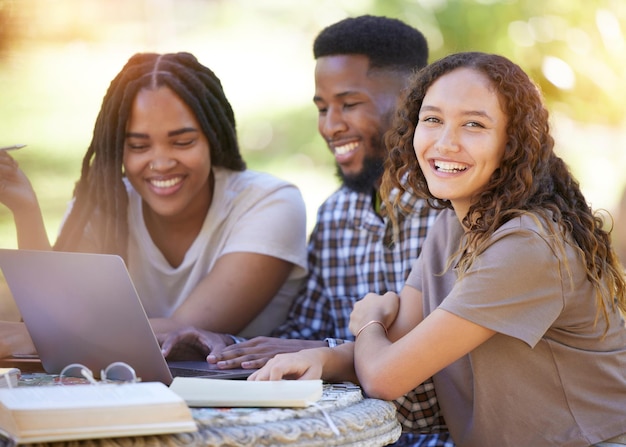 Amici studenti e gruppo che studiano con il computer portatile al parco all'aperto Borsa di studio per l'istruzione apprendimento ritratto e persone felici uomini e donne di colore con computer per la ricerca all'università o all'università