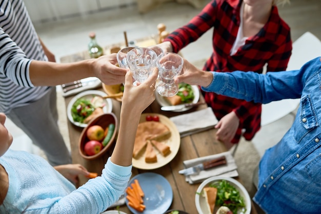 Amici tintinnio di bicchieri a cena