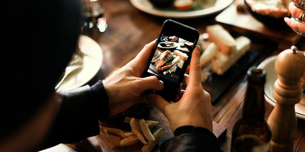 Amici tutti insieme al ristorante con un pasto