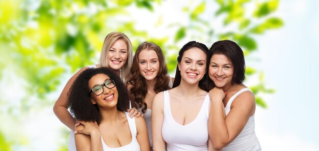 amicizia, bellezza, corpo positivo e concetto di persone - gruppo di diverse donne felici in biancheria intima bianca su sfondo verde estivo naturale