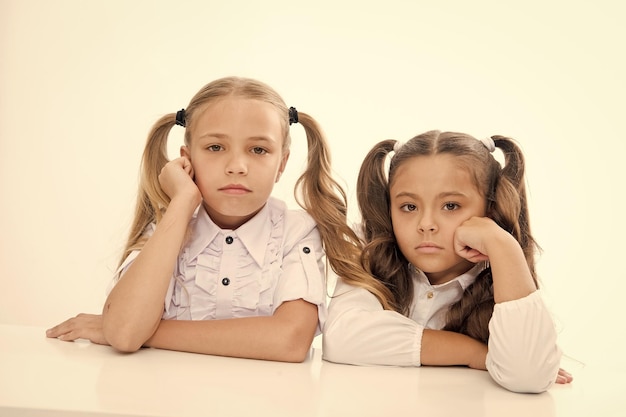 Amicizia di due piccole ragazze della scuola amicizia di piccole ragazze nei compagni di scuola della scuola