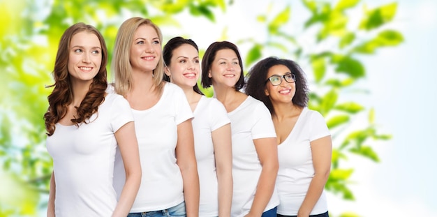 amicizia, diversità, corpo positivo e concetto di persone - gruppo di donne felici di diverse dimensioni in magliette bianche su sfondo verde naturale