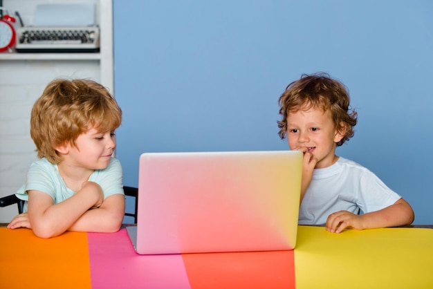 Amicizia e amico in scuola bambino della scuola elementare con libro e borsa ragazzi alunni di elem...