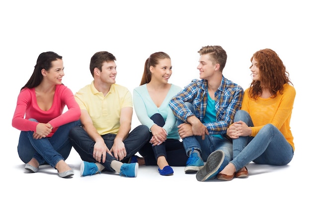amicizia, gioventù e persone - gruppo di adolescenti sorridenti