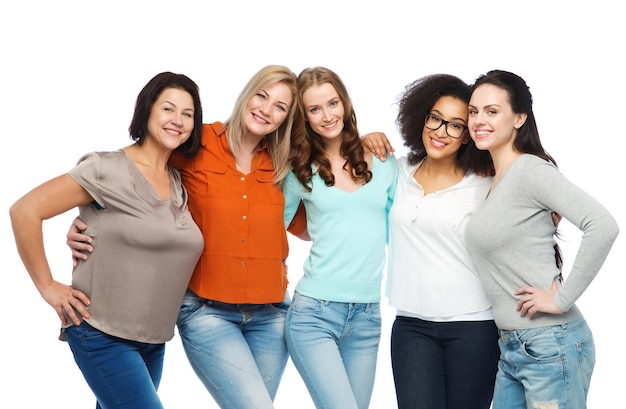 amicizia, moda, corpo positivo, diverso e concetto di persone - gruppo di donne felici di diverse dimensioni in abiti casual