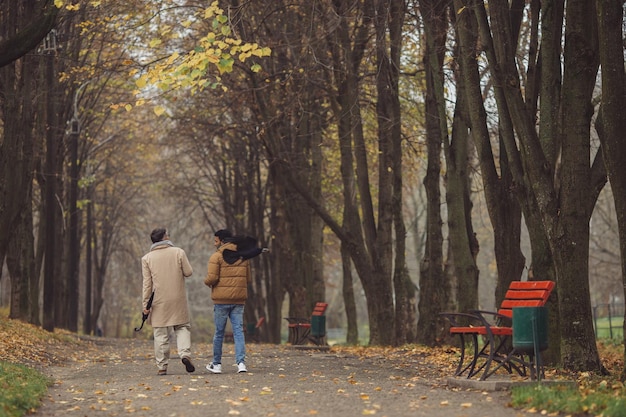 Amicizia multiculturale di persone di età diverse Gli amici passeggiano nel parco autunnale