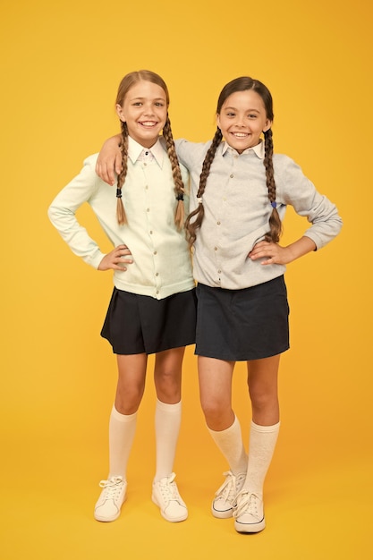 Amicizia scolastica Studentesse migliori amiche alunni eccellenti Studentesse aspetto ordinato uniforme scolastica Settembre di nuovo Felicità infanzia Giornata scolastica divertimento momenti allegri Bambini studenti carini