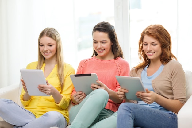 amicizia, tecnologia e concetto di internet - tre ragazze adolescenti sorridenti con computer tablet pc a casa