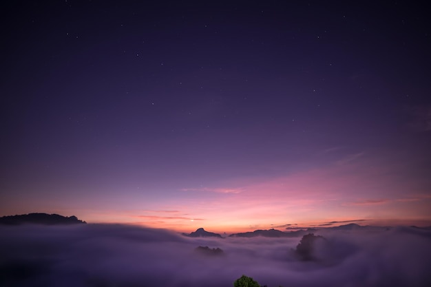 Ammira il mare di nebbia nel villaggio di Ban Jabo Mae Hong Son Thailandia