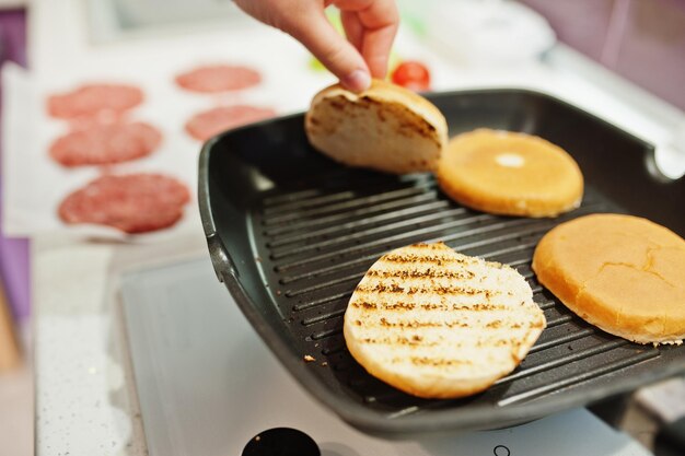 Ammollare gli hamburger in cucina a casa durante il periodo di quarantena