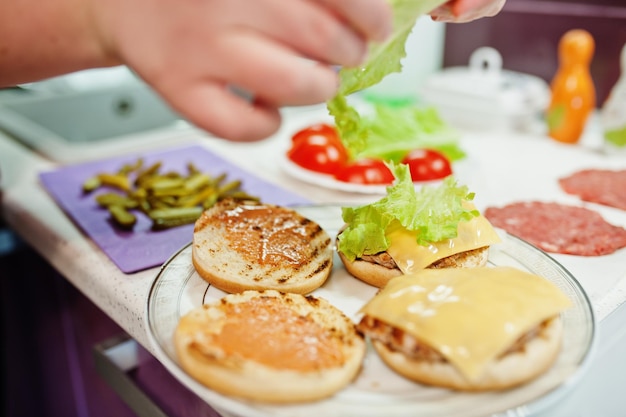Ammollare gli hamburger in cucina a casa durante il periodo di quarantena
