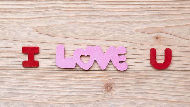 Amo il testo di U sul fondo della tavola in legno. concetto di vacanza romantica e San Valentino