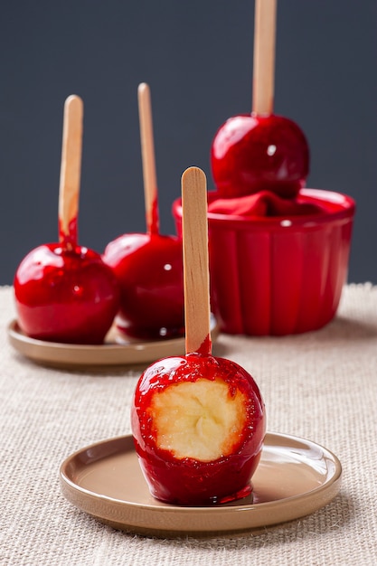 Amo la mela. Dessert di mele ricoperto di caramello rosso.