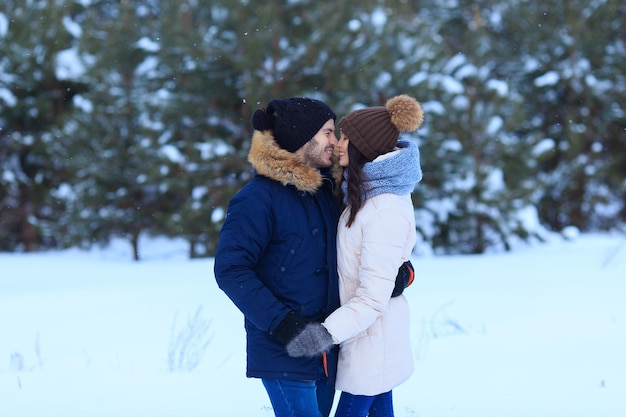 Amo le coppie che si baciano nella pineta invernale