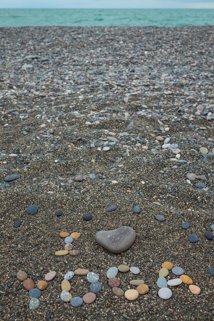 Amo Yoga testo fatto da pietre sulla spiaggia