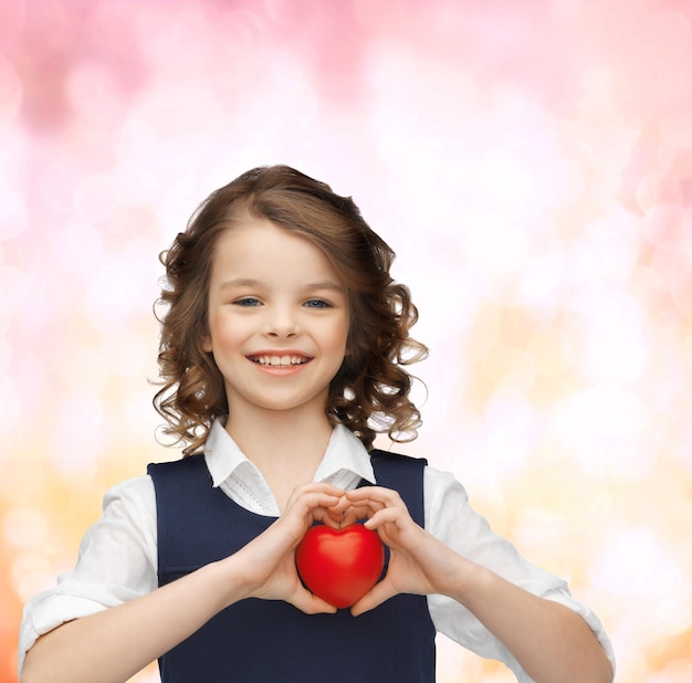 amore, bambini e concetto di felicità - bella ragazza con un piccolo cuore