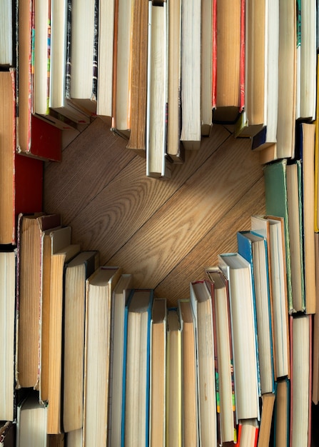 Amore concetto di forma di cuore da vecchi libri vintage sul pavimento di legno.