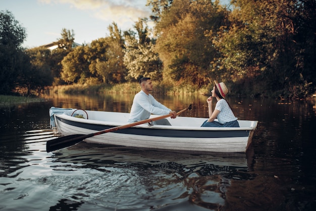 Amore coppia in barca sul lago, riflesso dell'acqua