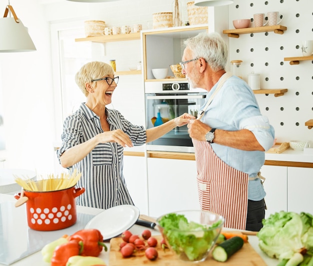 Amore cucina anziano donna uomo coppia casa pensionamento cibo felice marito sorridente moglie