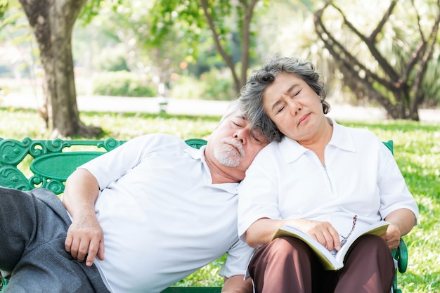 Amore felice Coppia di anziani che dormono insieme, coppia anziana che si rilassa, suo marito si è addormentato sulla sua spalla in un parco naturale