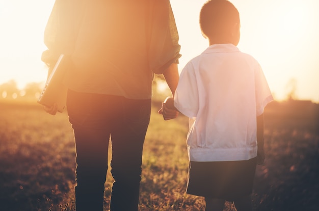 amore genitore legami mamma con figli tenere una mano