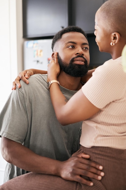 Amore in cucina e coppia nera che si abbracciano nella loro casa con cura, sostegno e conforto al mattino Affetto intimo e giovane uomo e donna africani che si abbracciano con romanticismo nella loro casa moderna