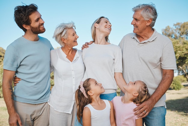 Amore nel parco e famiglia numerosa felice, bambini, genitori e nonni si divertono insieme nella natura o in vacanza Benessere, primavera e relax, le persone creano legami, si prendono cura o sostengono i bambini piccoli in Canada