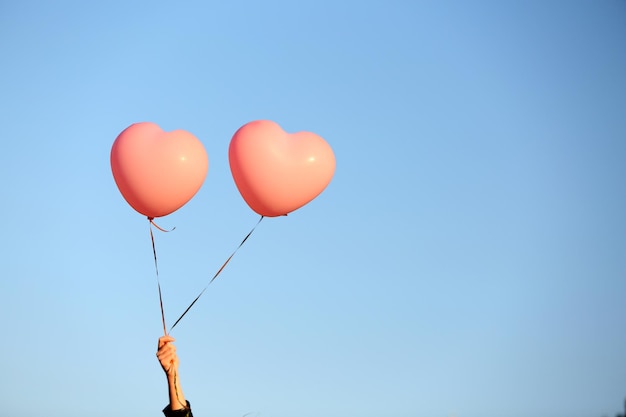 Amore palloncini cuore sullo sfondo del cielo