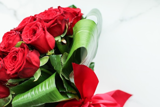 Amore per le vacanze presente il lussuoso bouquet di rose rosse di San Valentino