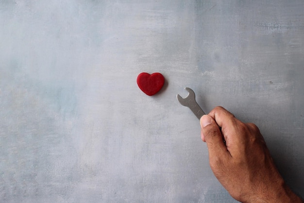 Amore romantico concetto di giorno di San Valentino Vista dall'alto dell'immagine della chiave inglese e del cuore rosso Copia spazio