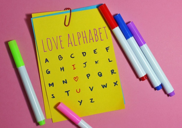 Amore romantico e concetto di San Valentino Carta per appunti con testo LOVE ALPHABET I LOVE U