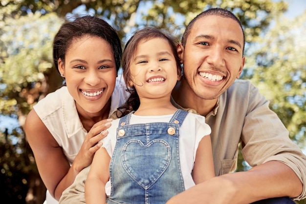 Amore sorriso e felice ritratto di famiglia all'aperto in un parco forestale o boschi con abbraccio legame e cura Latino donna uomo e ragazza godersi l'estate nella natura felicità e persone sorridenti insieme in Brasile