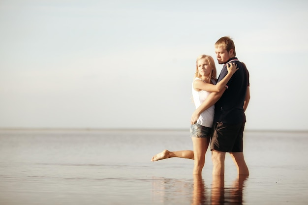 Amore sul lago uomo e donna nell'acqua